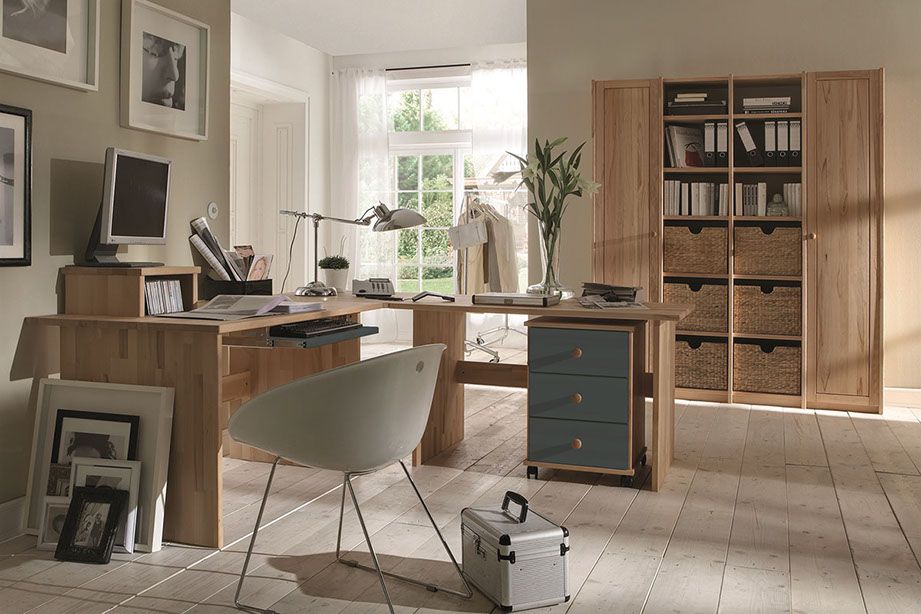 Eckschreibtisch mit Schubfächern und einer Schrank-Regalwand