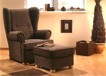 Ohrenbackensessel mit Hocker