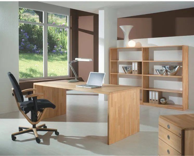 Schreibtisch mit einer Regalwand