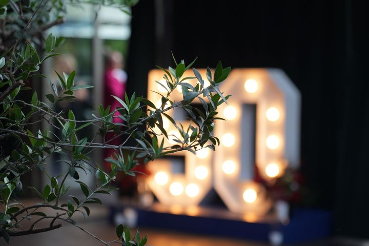 Image d'une salle décorée pour l'anniversaire d'une personne de 25 ans