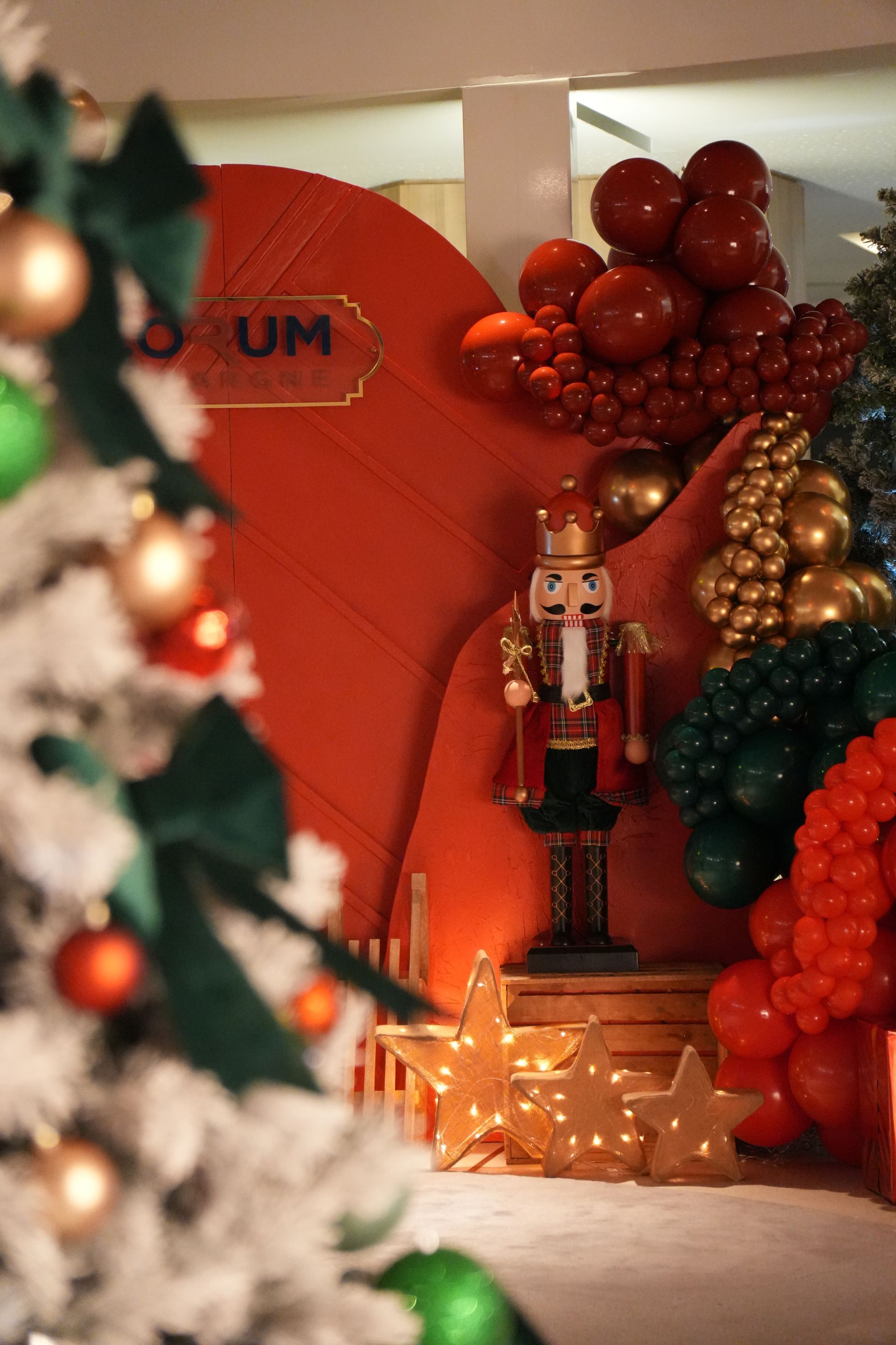 Décoration de Noël avec des ornements rouges et dorés, un soldat de plomb et des lumières festives