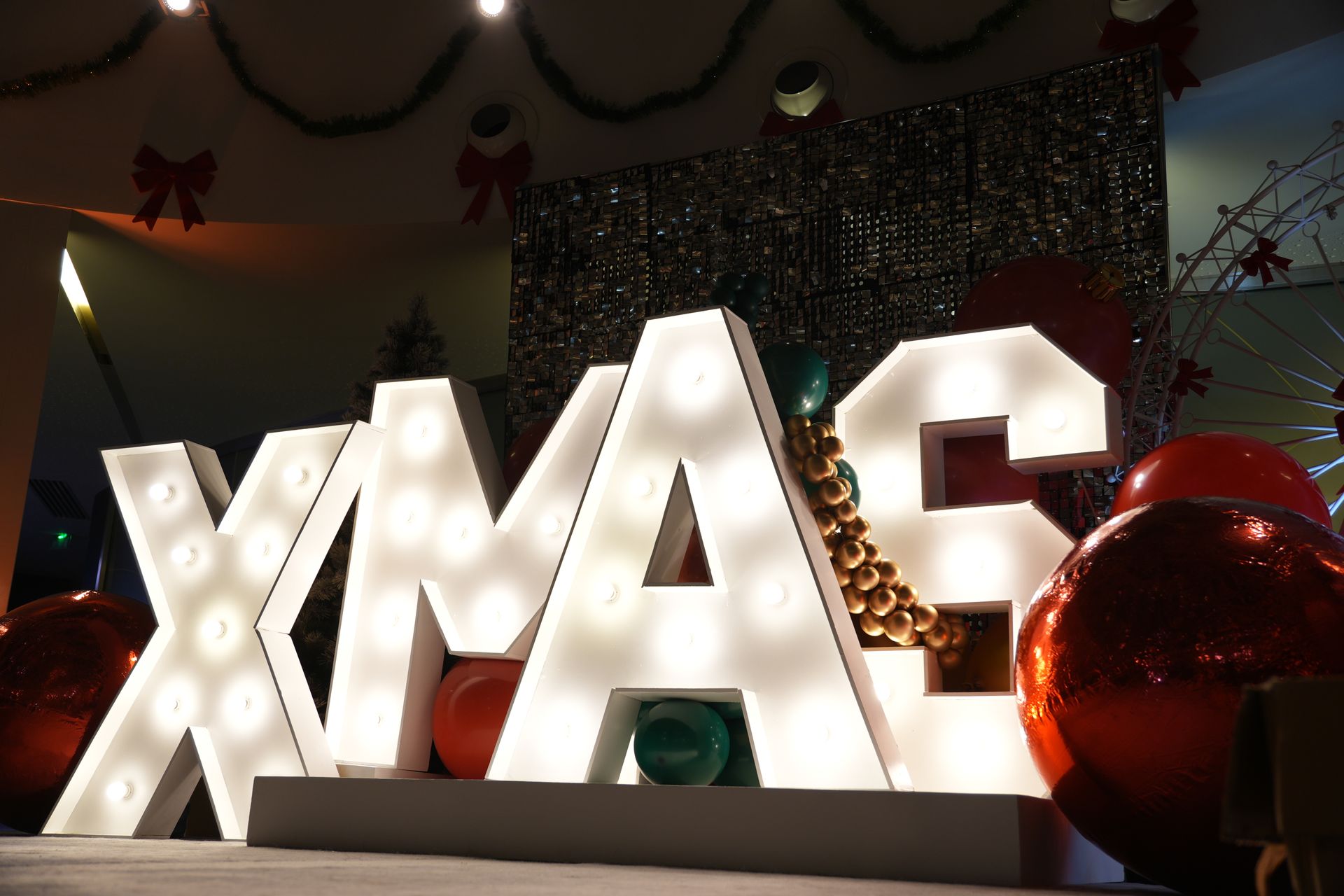 Lettres de Noël illuminées avec une décoration rouge dans un décor intérieur festif