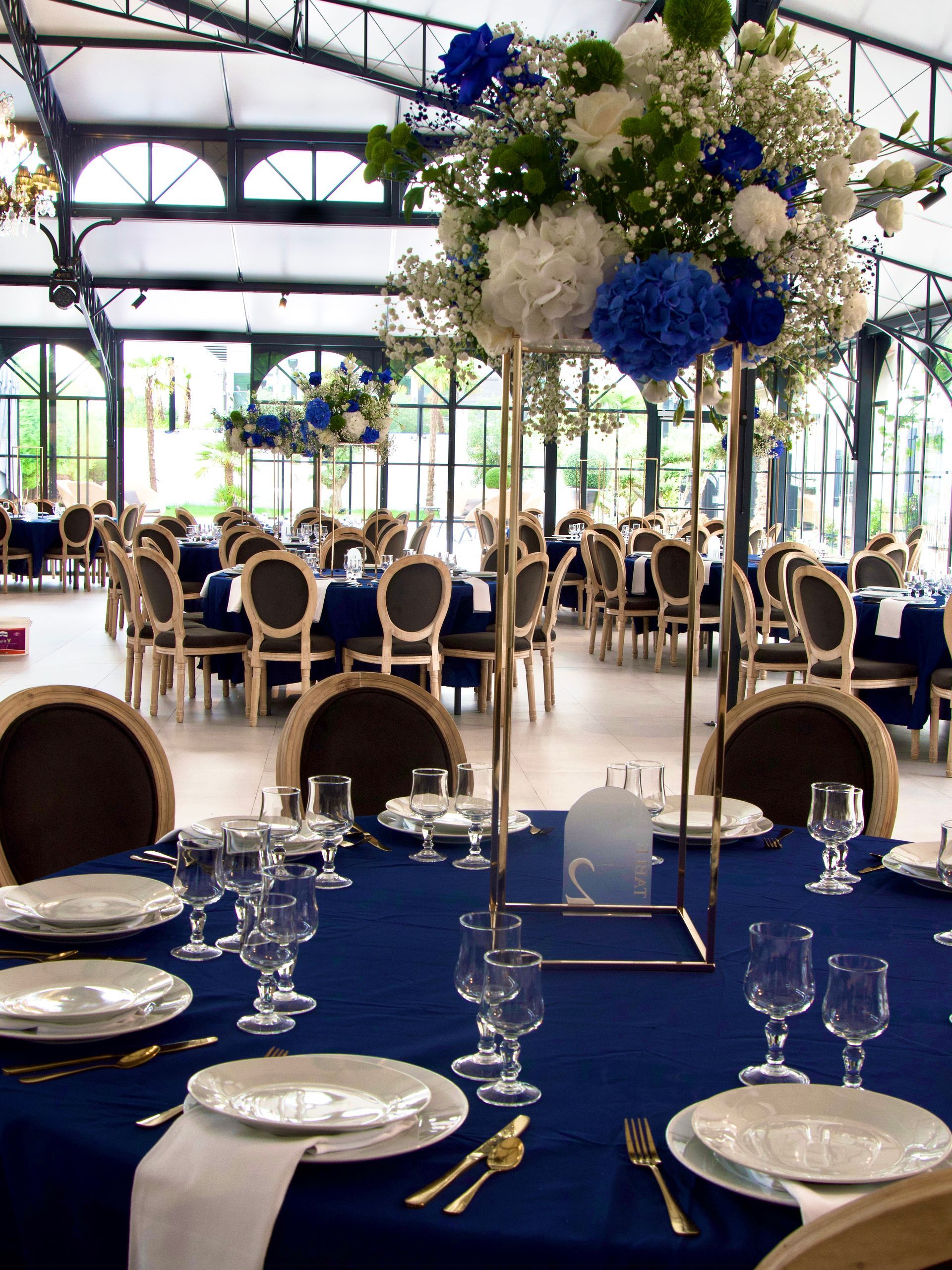 Jardin décoré pour un repas de mariage