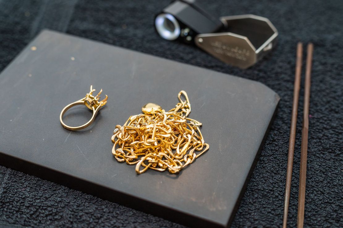 Une bague et un collier en or