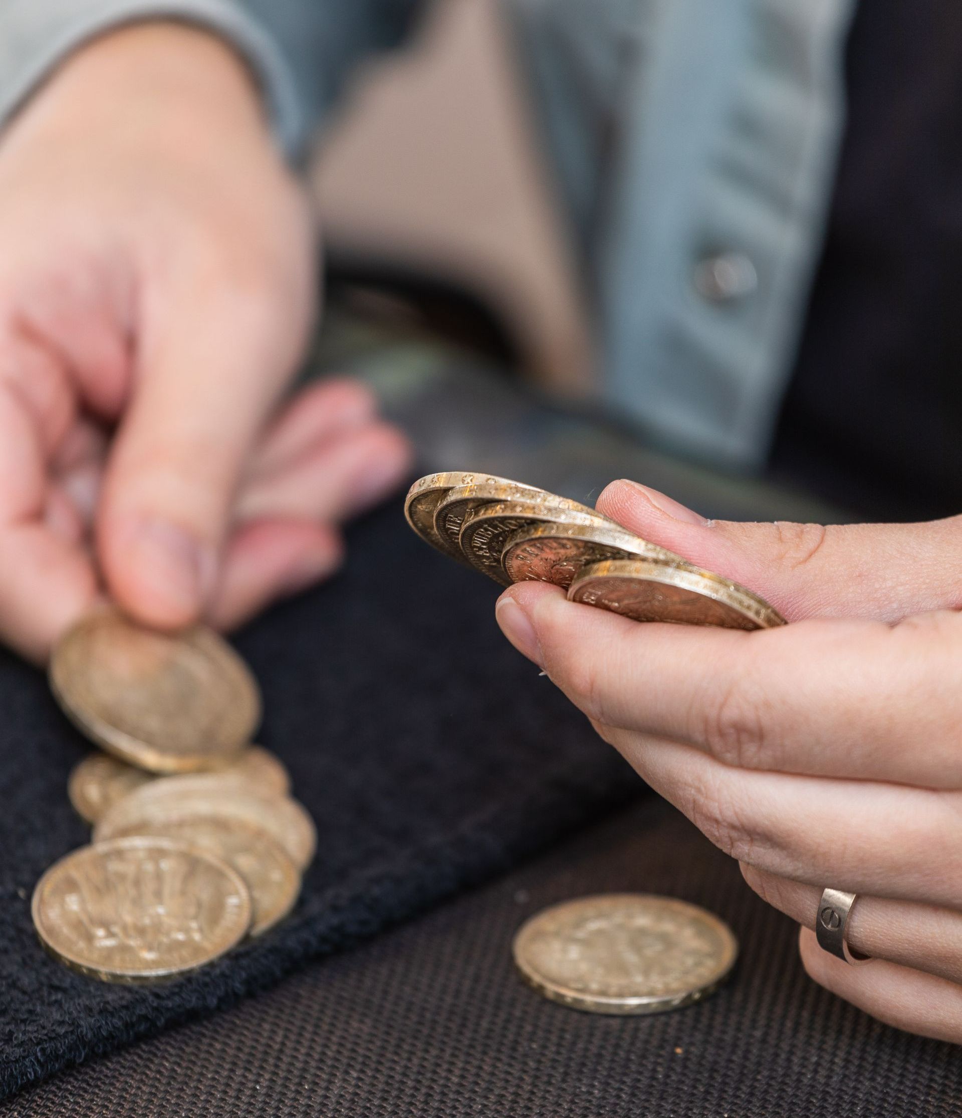 Un expert évalue plusieurs pièces en or