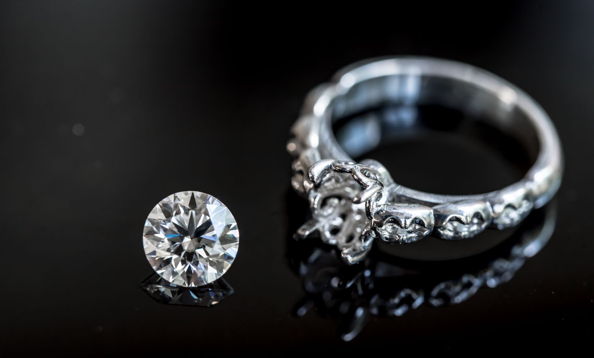 Une bague en argent avec un diamant