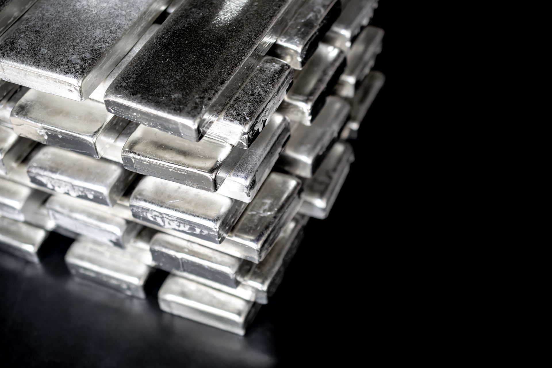 Une pile de lingots en argent