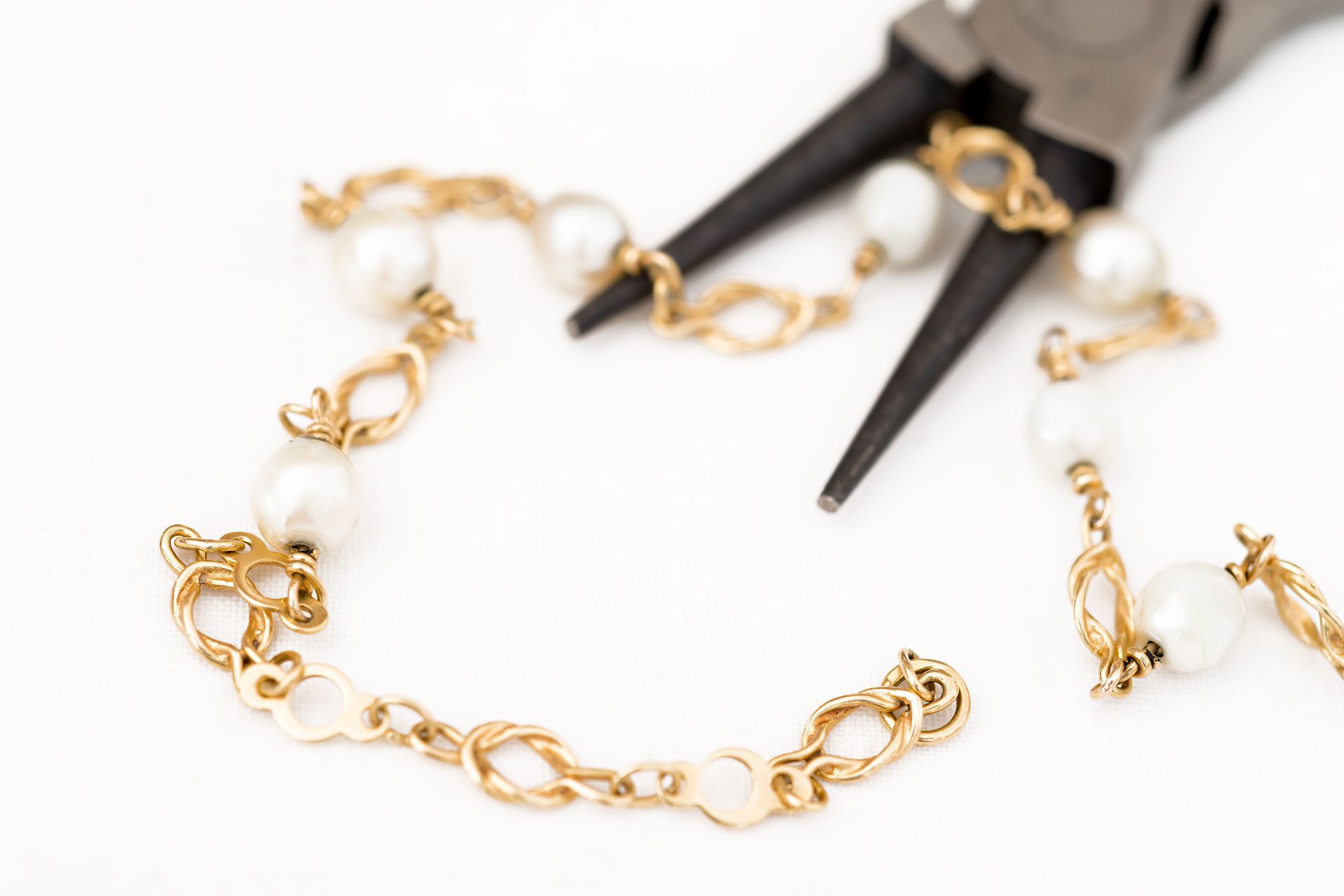 Un collier en or cassé