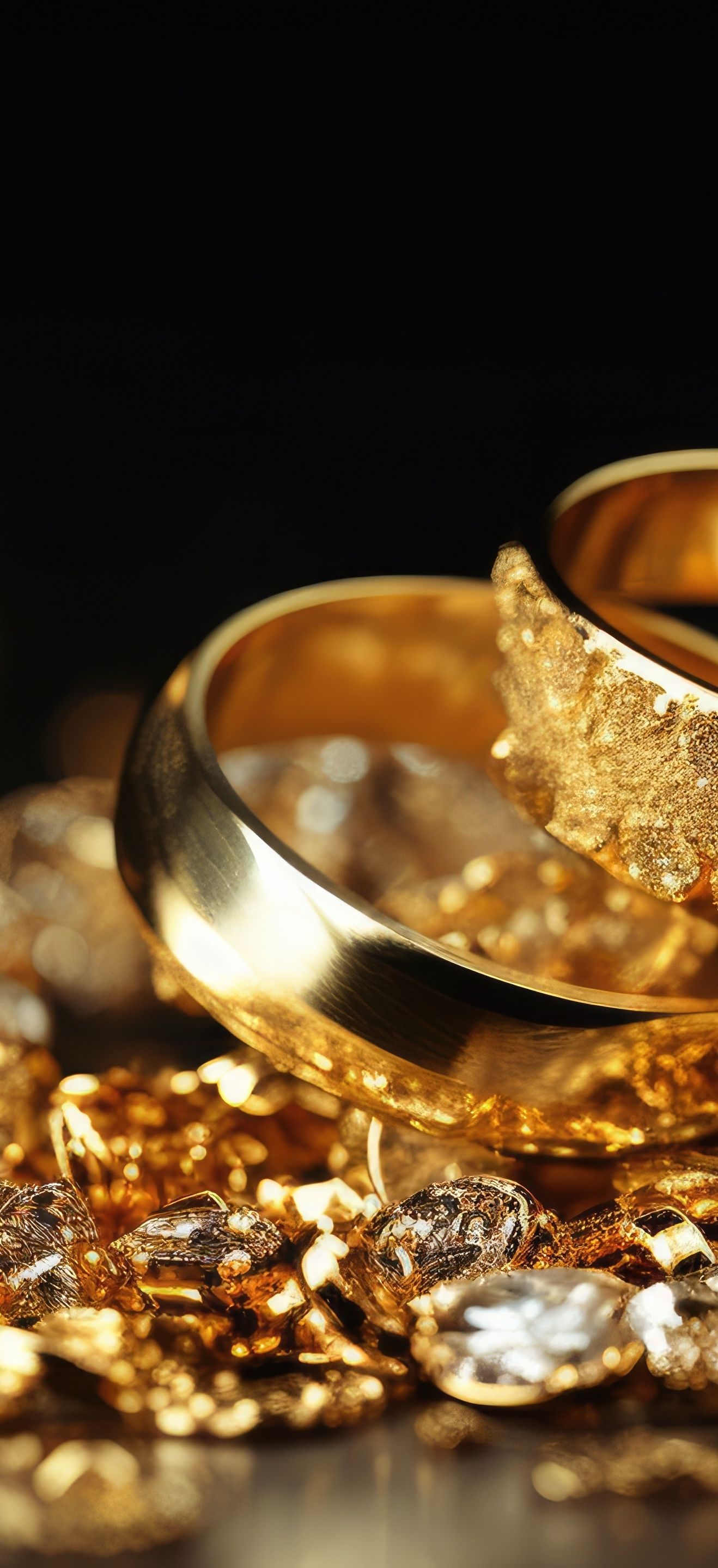 Une bague en or sur des colliers