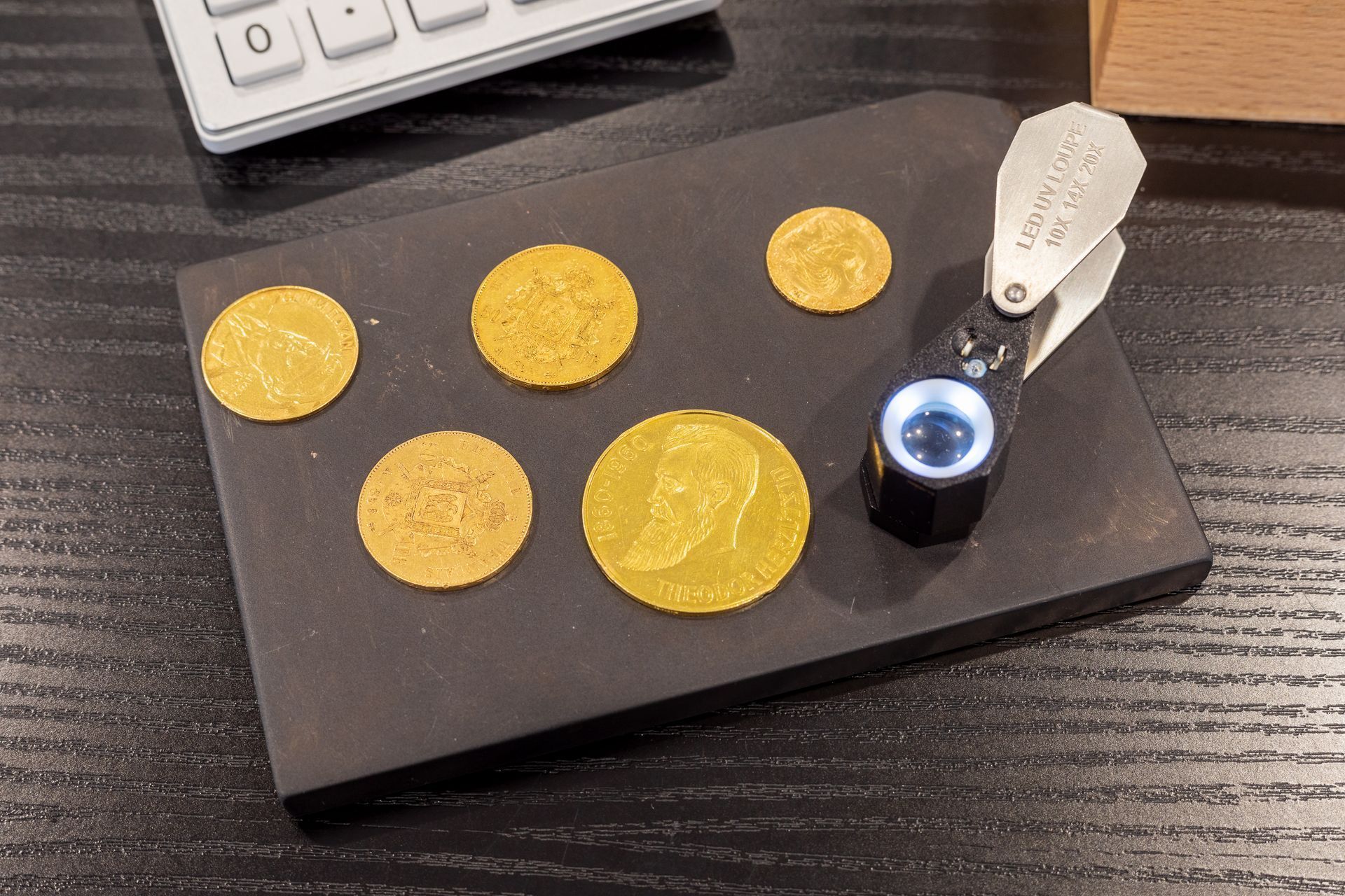 Des pièces en or posées avant évaluation