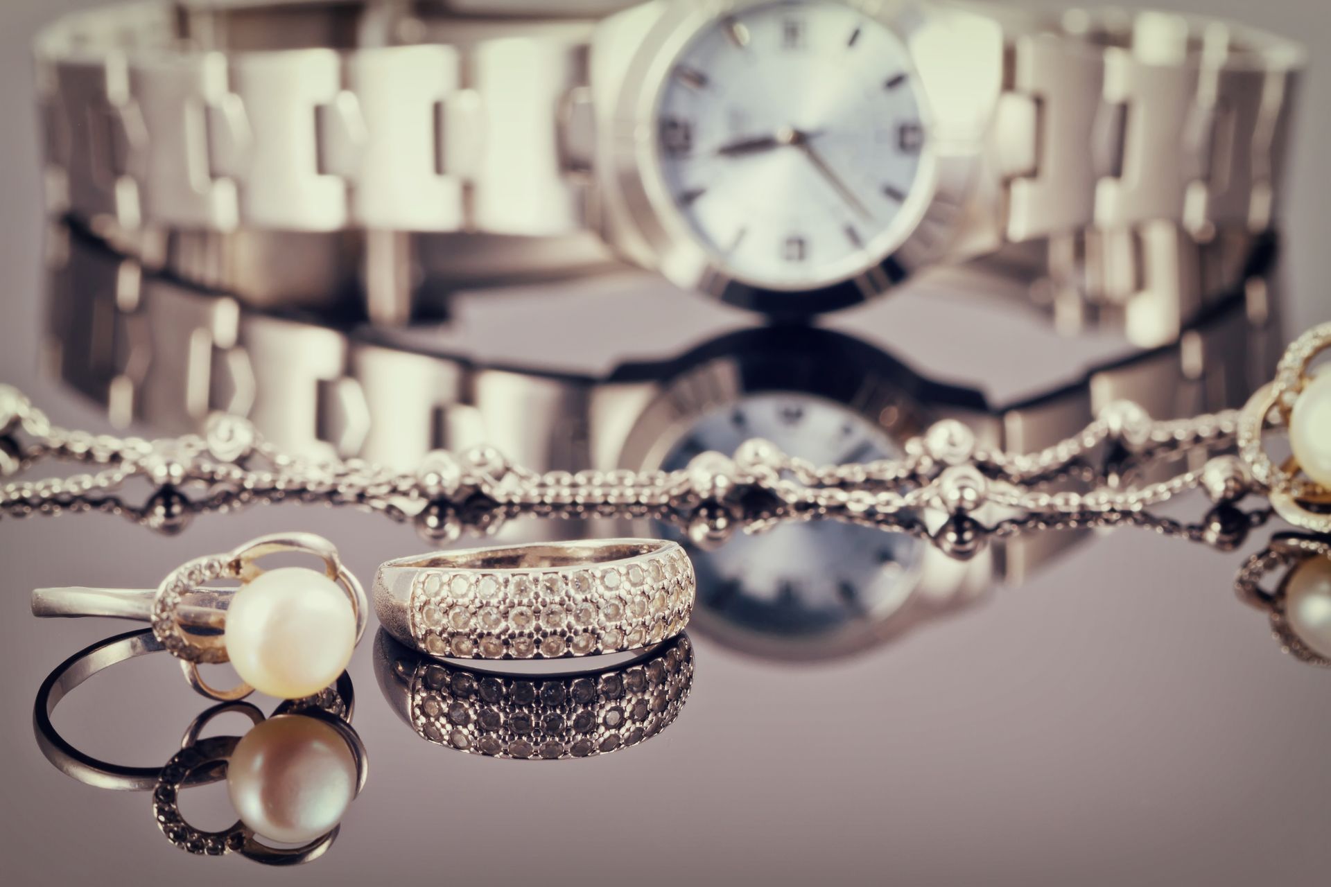 Une montre et des bagues en argent