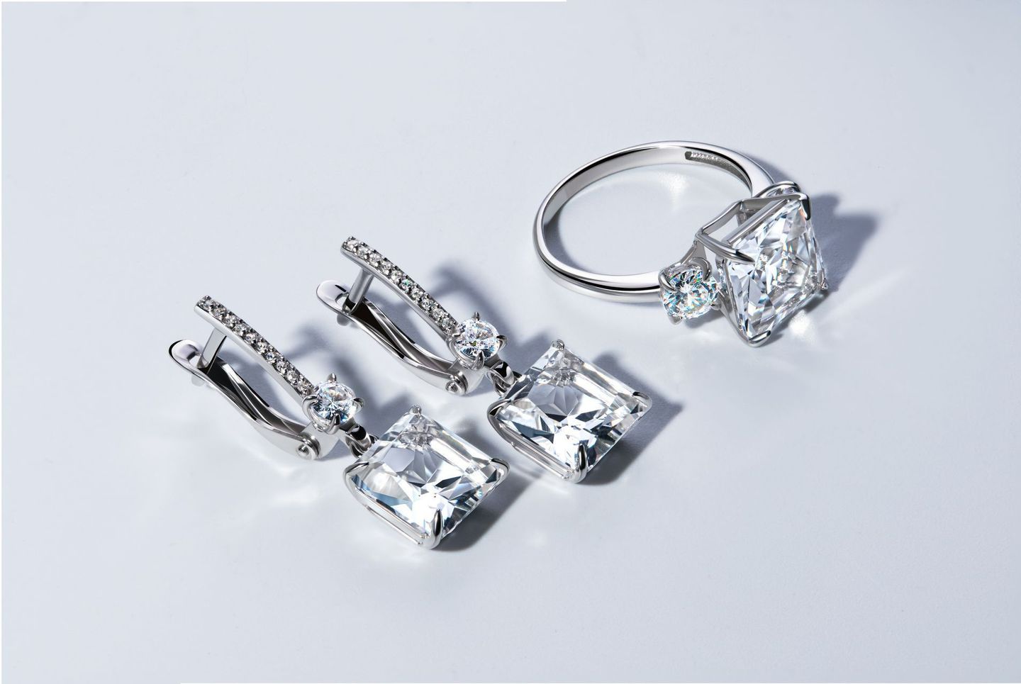 Des boucles d'oreilles et une bague en platine