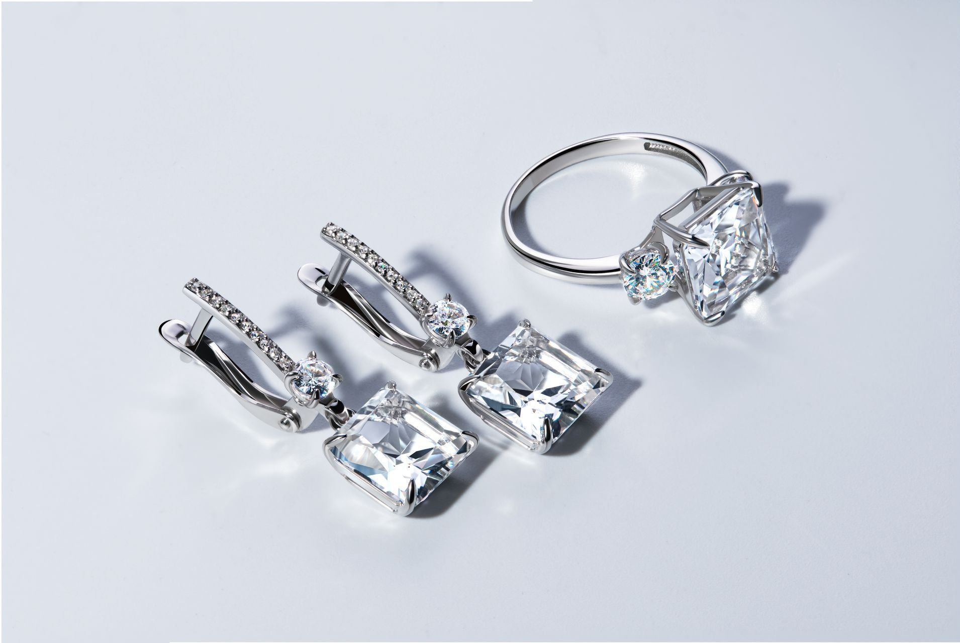 Des boucles d'oreilles et une bague en platine