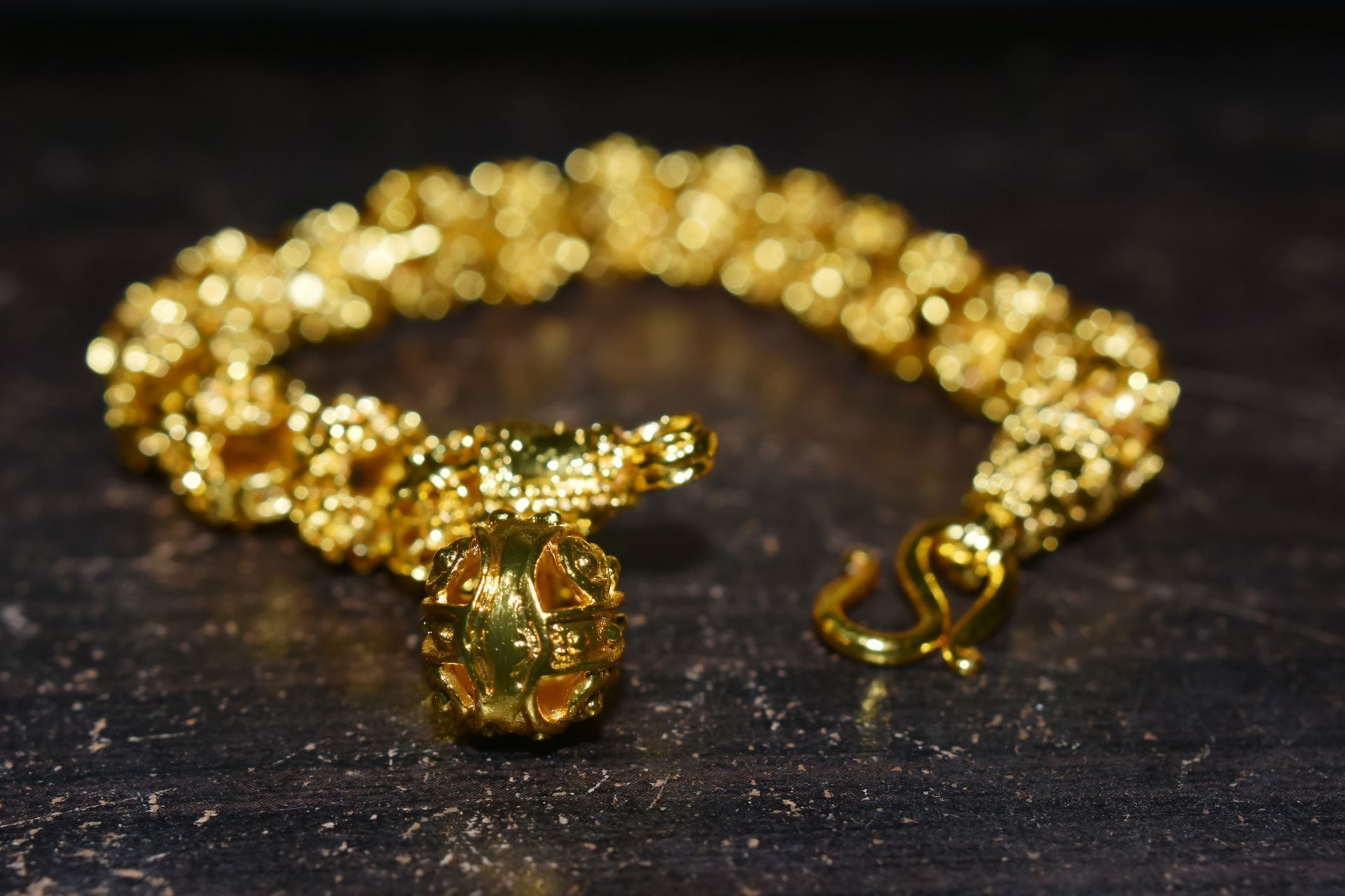 Un bracelet en or ouvert