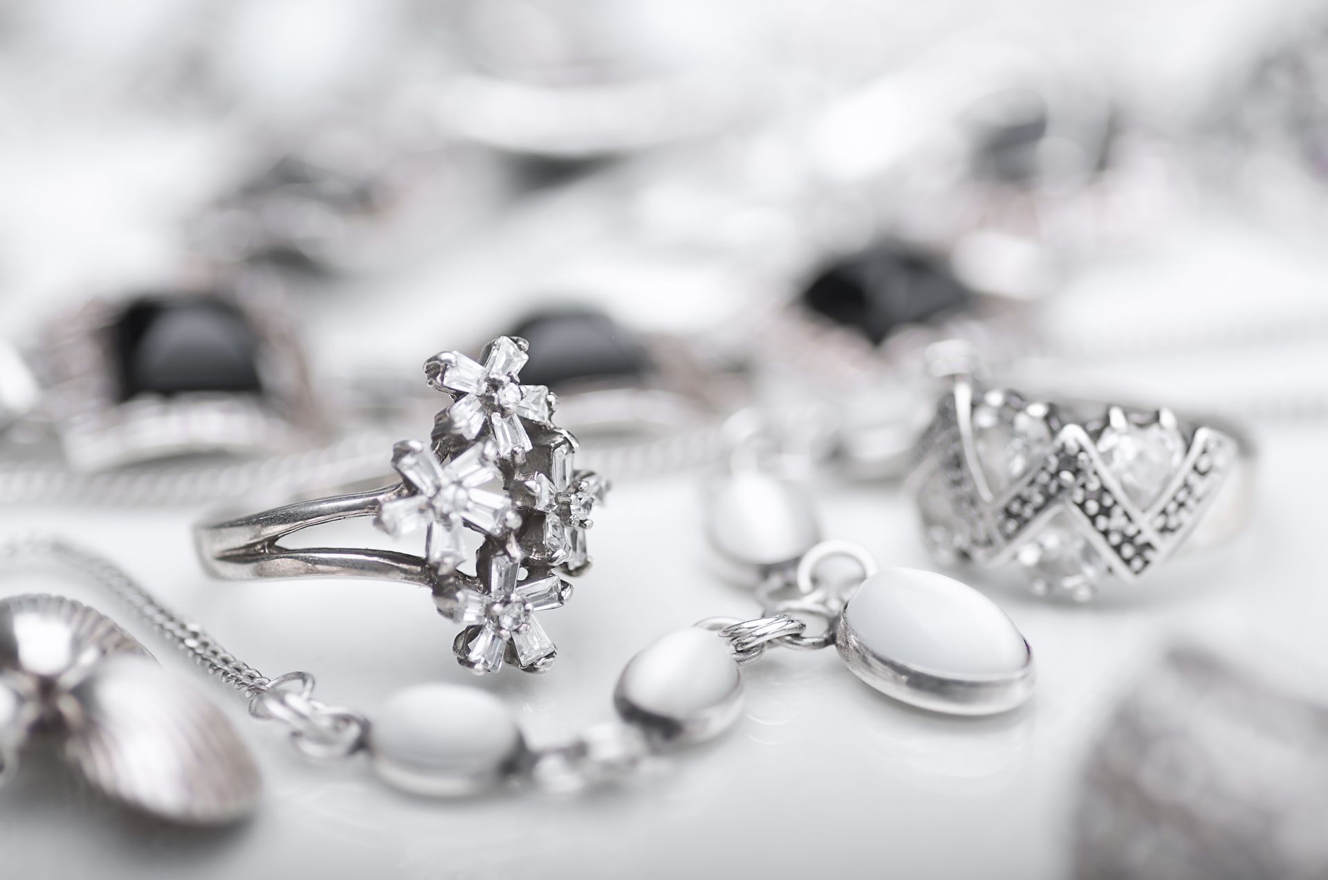 Des bagues et colliers en argent