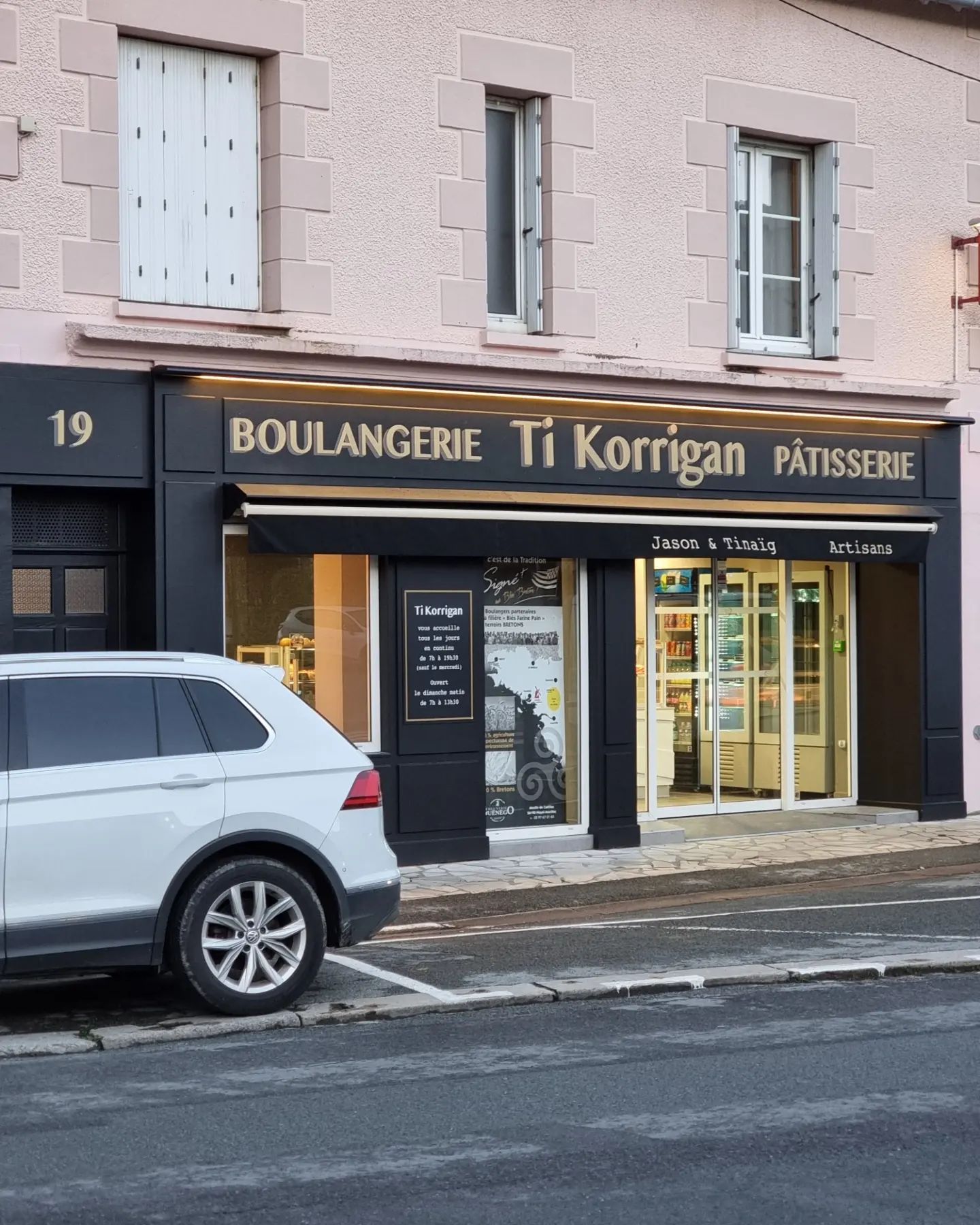Une boulangerie-pâtisserie appelée Ti Korrigan, dont la façade est noire.