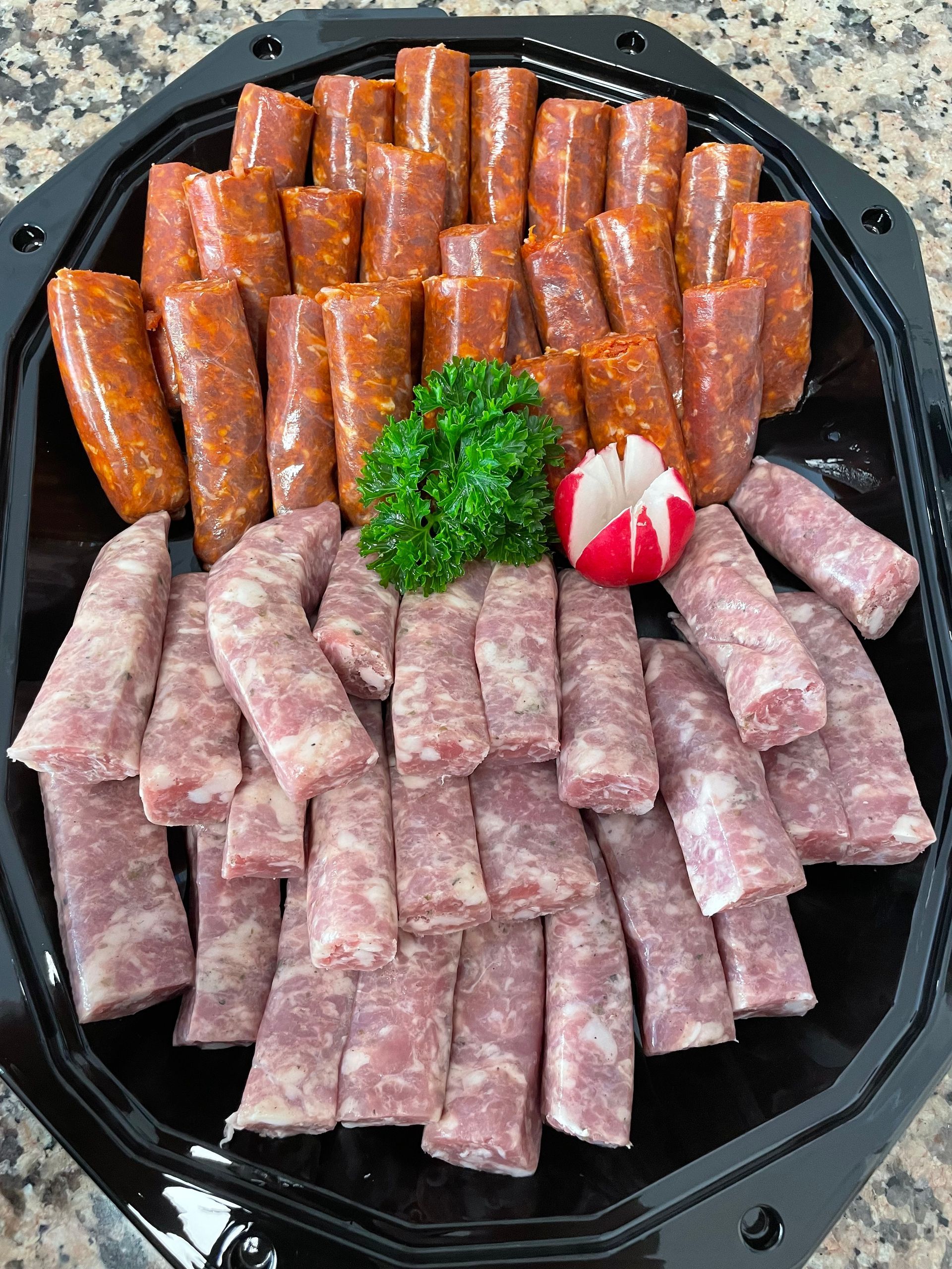 Un plateau rempli de saucisses.