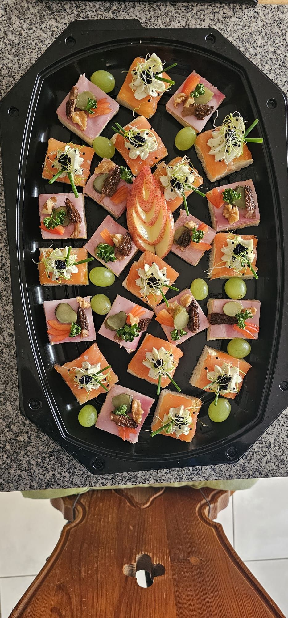 Un plateau de nourriture est posé sur une table en bois.