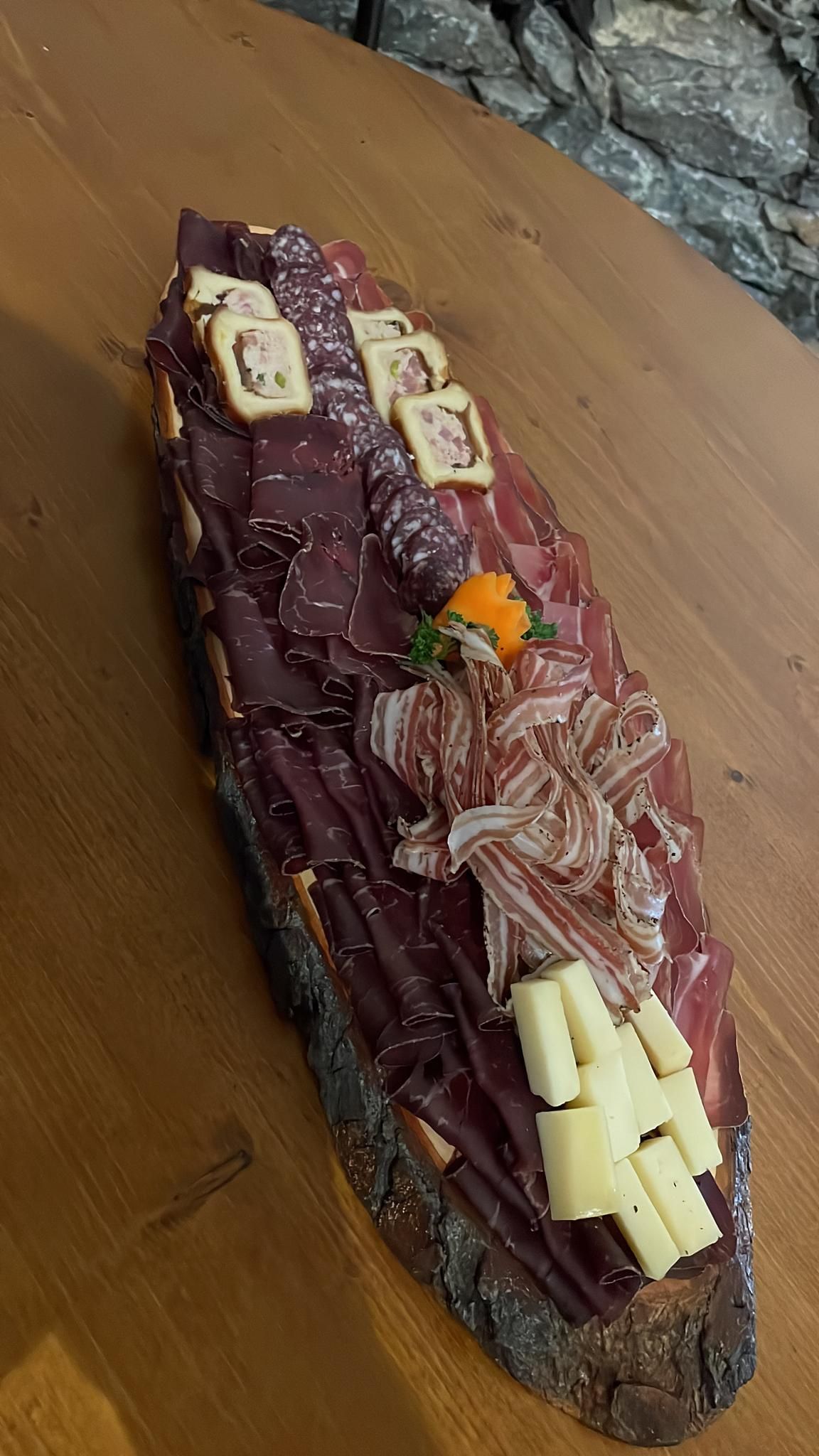 Un gros morceau de viande et de fromage sur une table en bois.