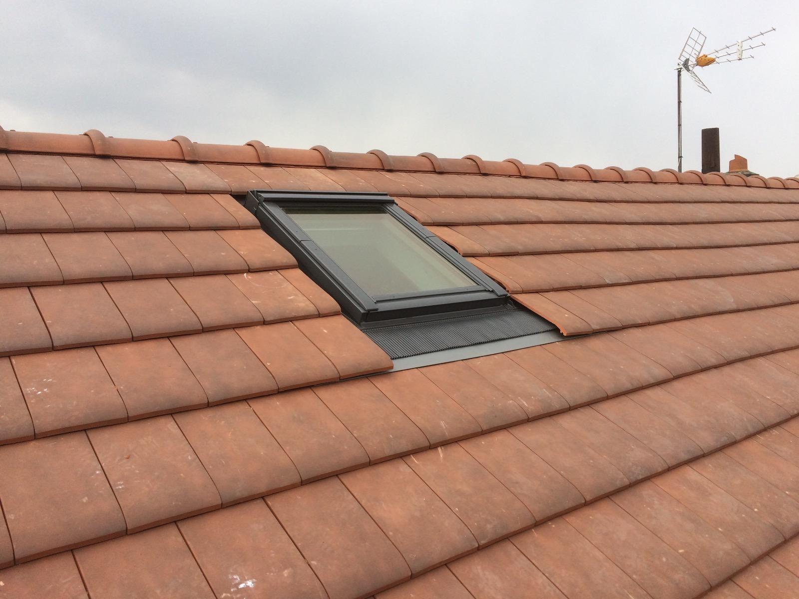 Pose de fenêtre de toit