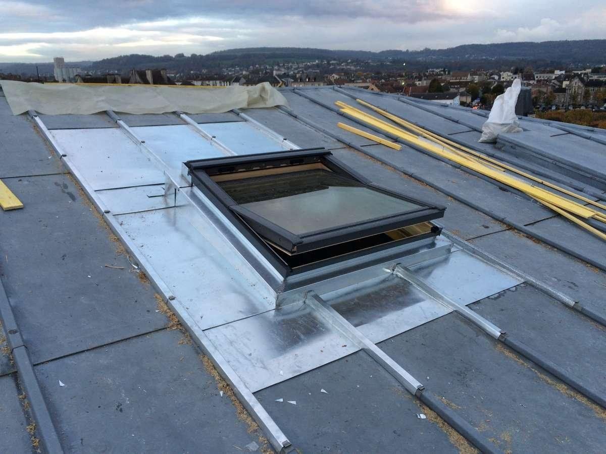 Bardage en aluminium avec fenêtre de toit