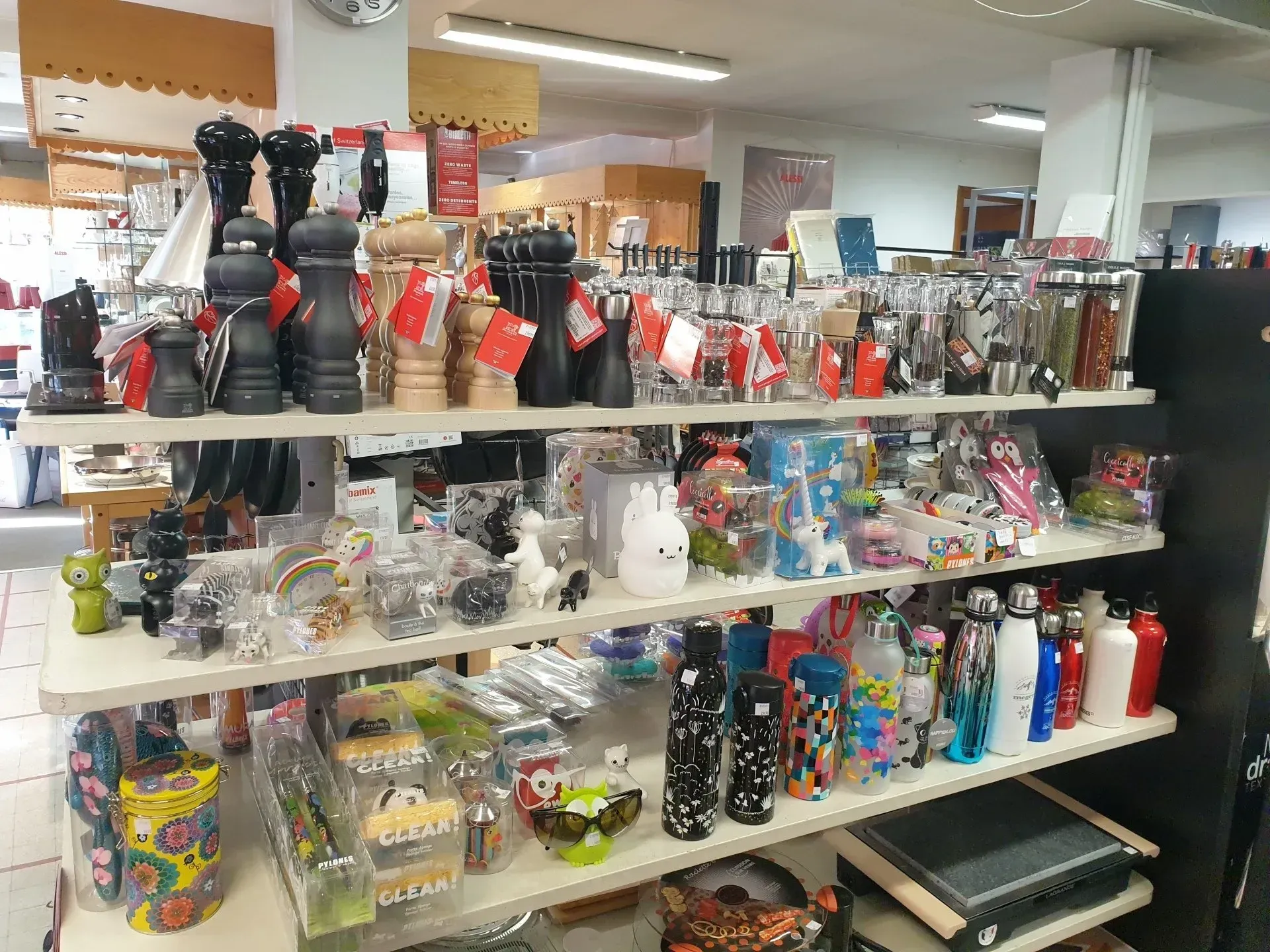 Des rayons remplis d'accessoires pour la maison.