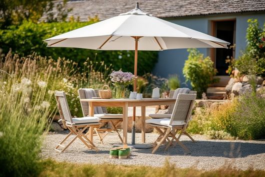Table de jardin avec parasol beige et quatre chaises dans un jardin ensoleillé.