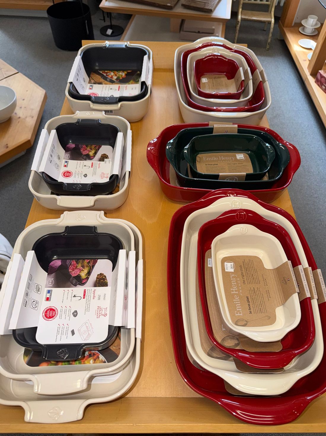 Pile de boîtes alimentaires en plastique avec couvercles de différentes couleurs sur une table.