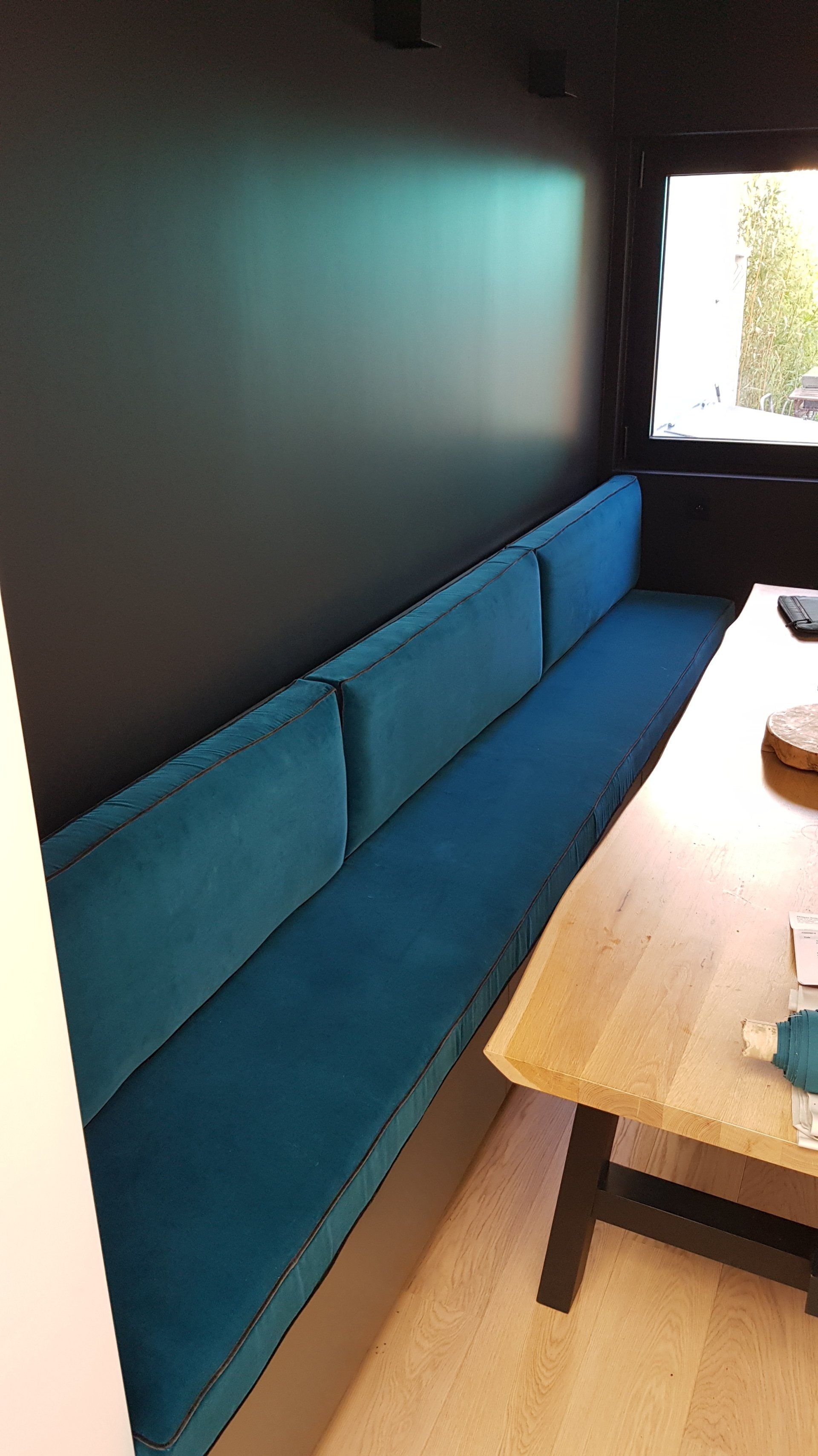 Canapé en velour bleu