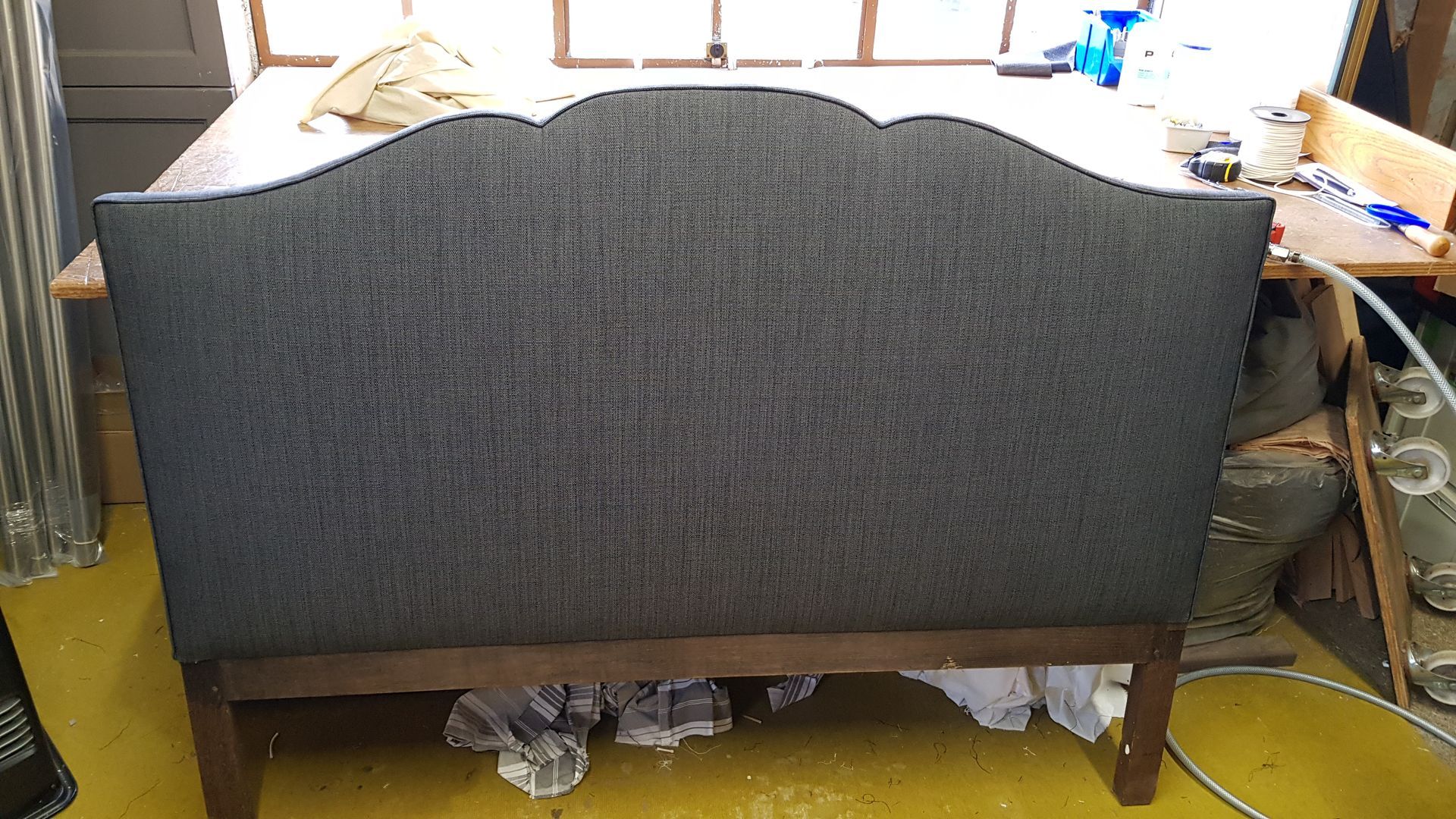 Tête de lit avec une tapisserie