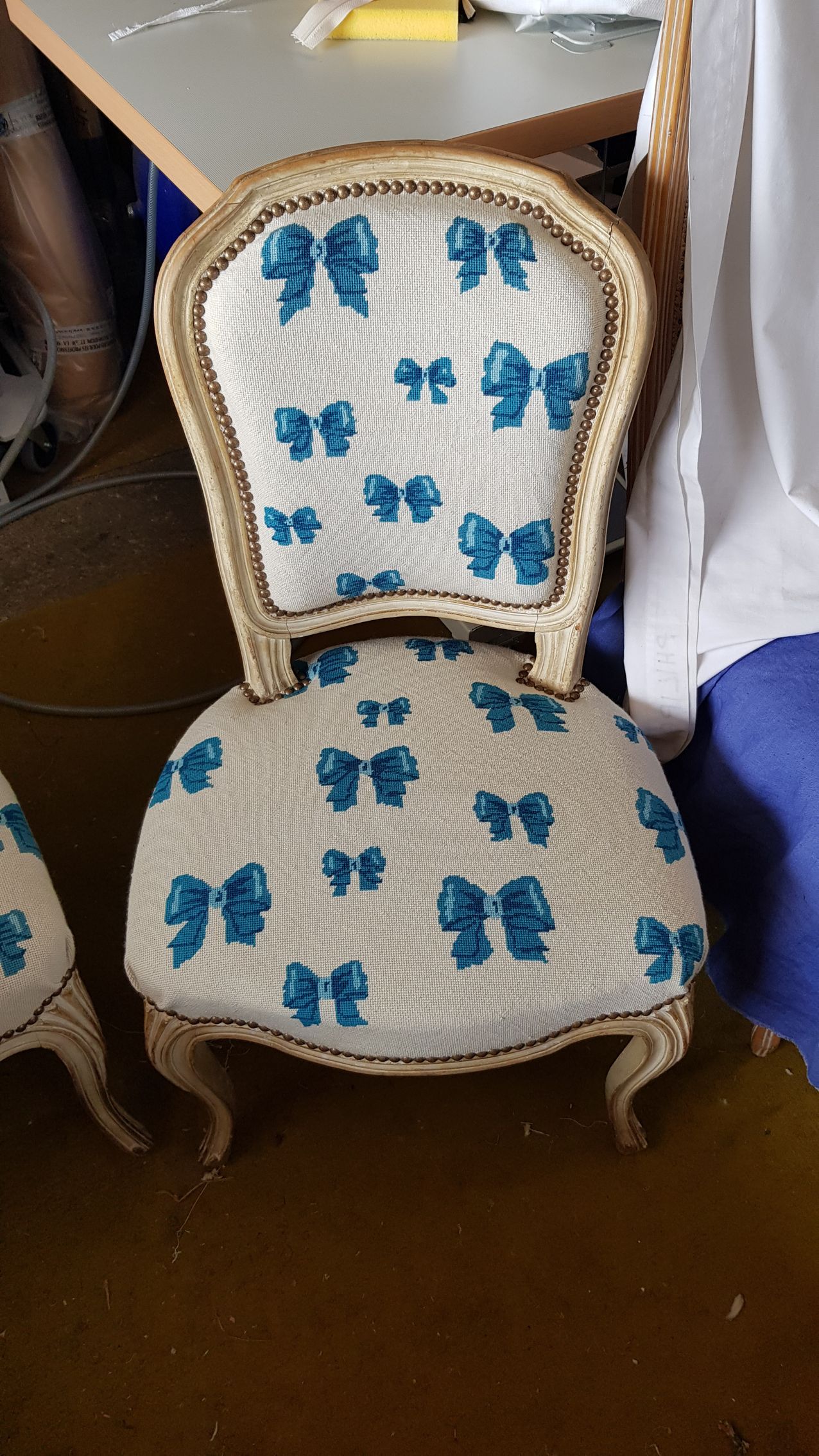 Fauteuils avec motif blanc et bleu
