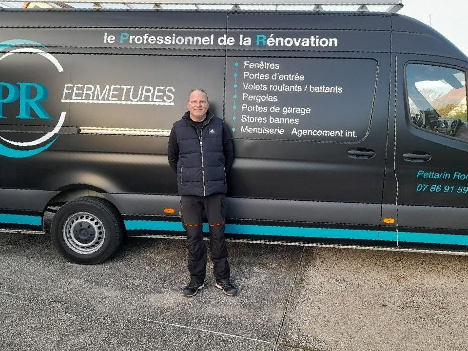 Artisan devant son utilitaire