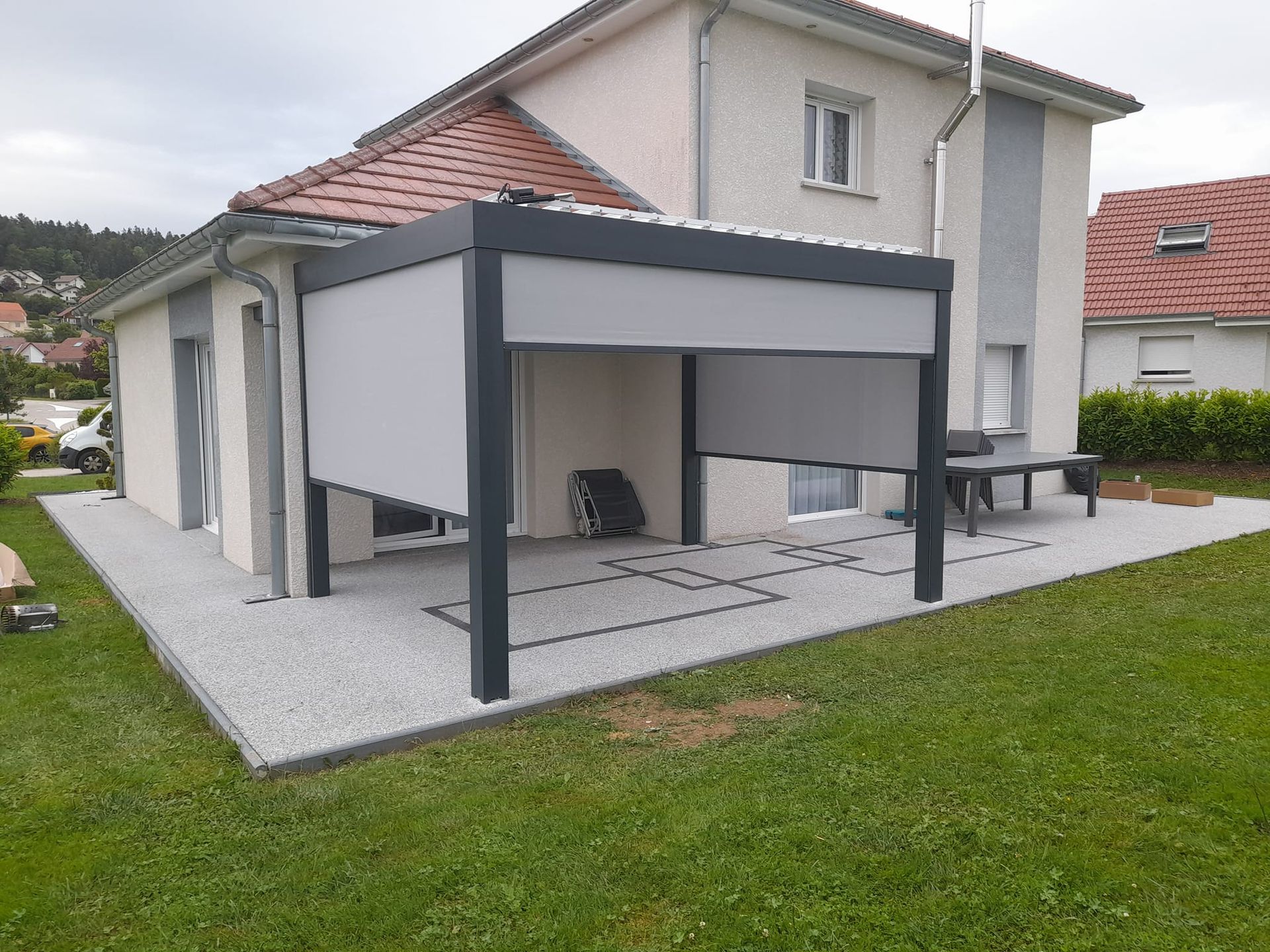 Pergola avec des stores