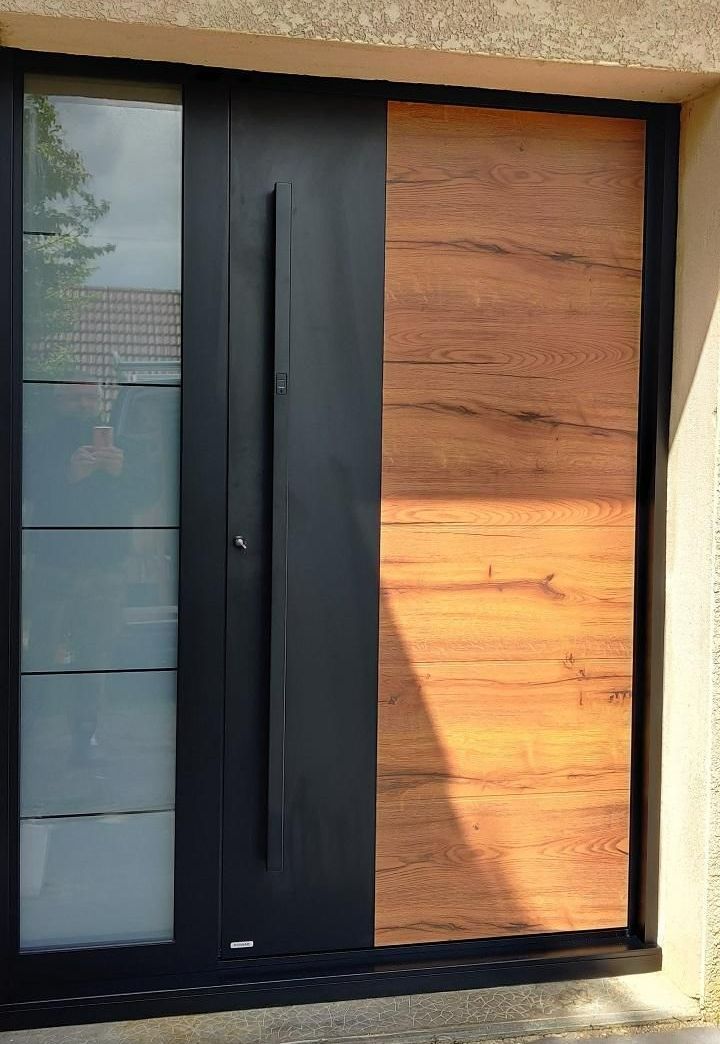 Porte d'entrée : un côté en bois et un côté vitré
