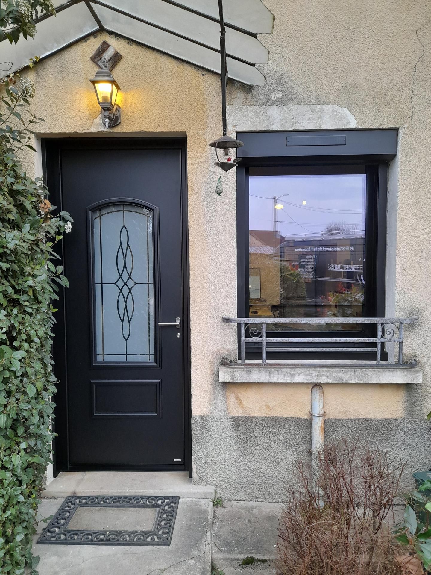 Porte d'entrée noire et fenêtre assortie