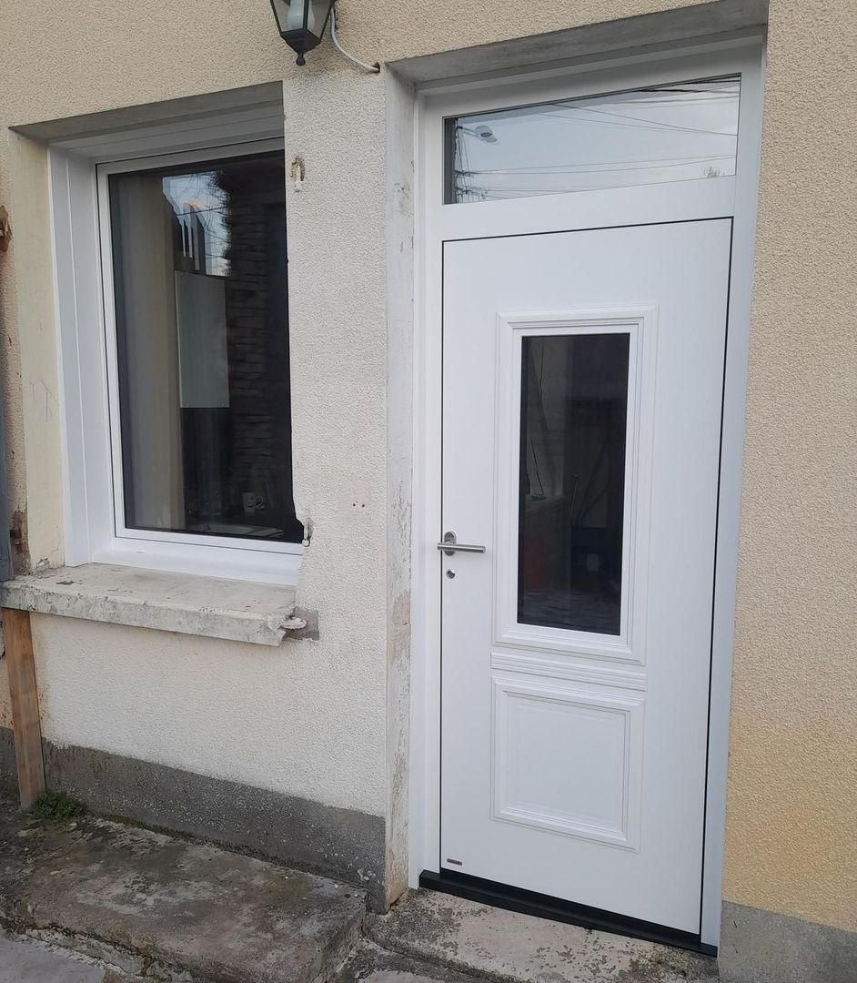 Porte d'entrée et fenêtre blanche