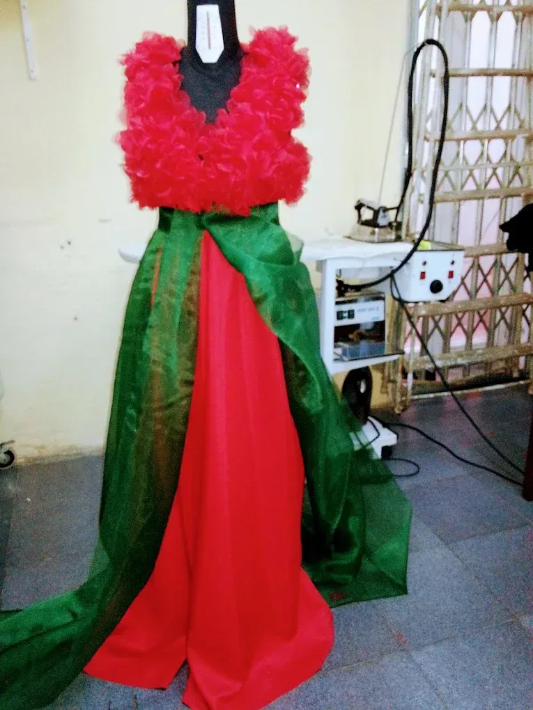 Un maniquí lleva un vestido rojo y verde.