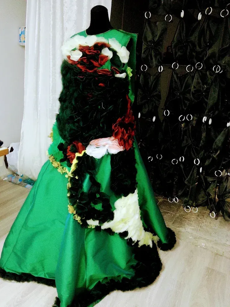 Un vestido verde está sobre un maniquí en una habitación.