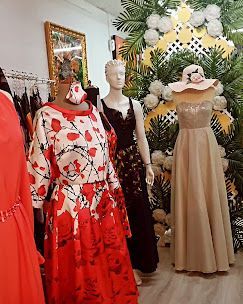 Un grupo de maniquíes que llevan diferentes vestidos en una tienda.