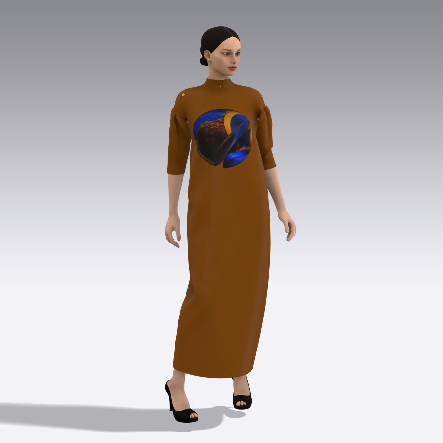 Mujer con vestido largo marrón con gráfico azul y dorado, y tacones negros.