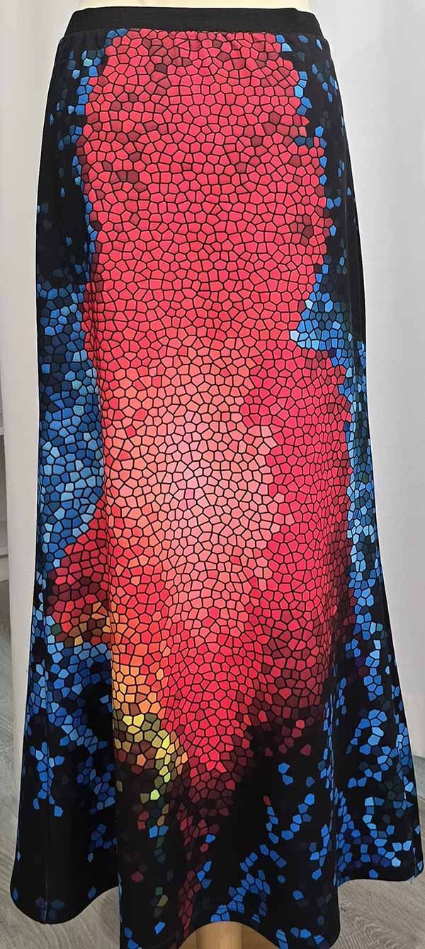 Falda larga de lentejuelas con un gran diseño rojo y secciones azules y negras.