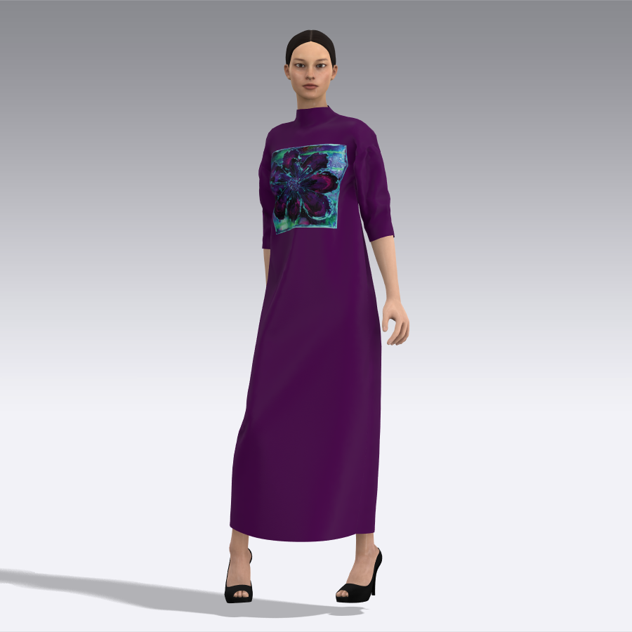 Mujer que lleva un vestido largo morado con diseño floral, de pie sobre una superficie degradada.