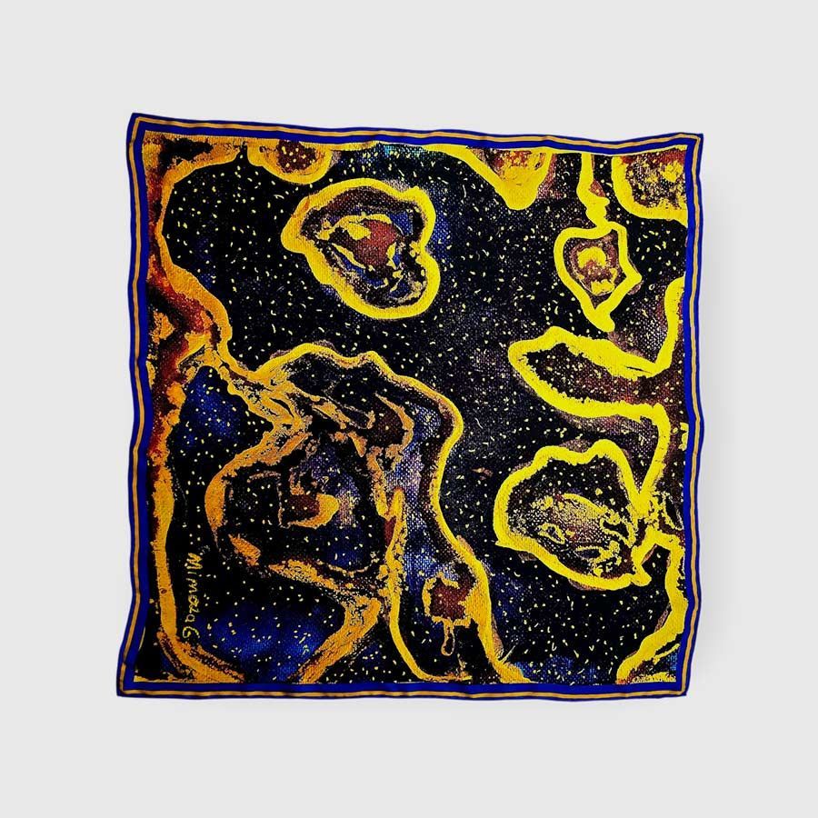 Pañuelo de seda con fondo azul oscuro, formas abstractas doradas y borde azul marino.