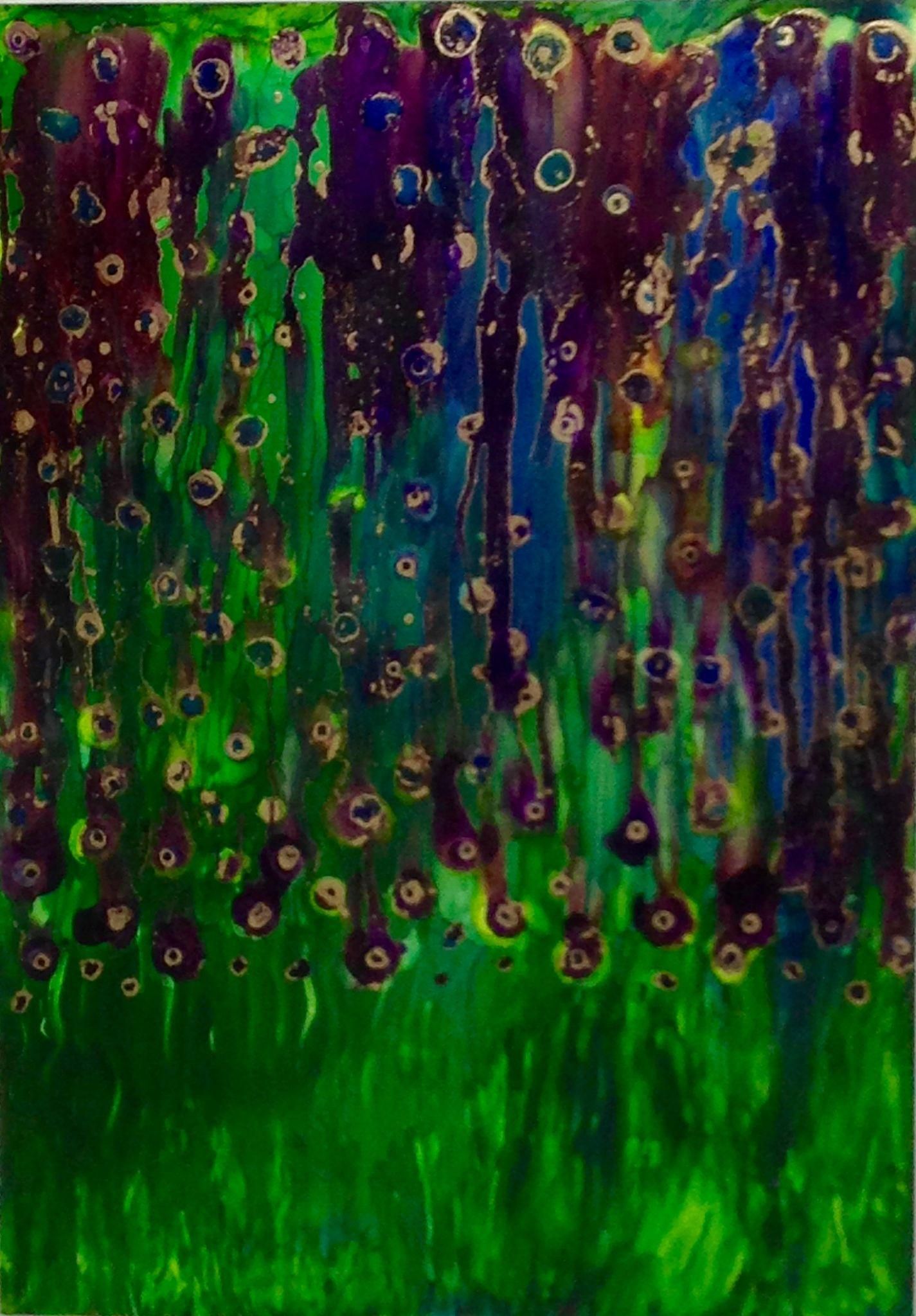 Cuadro abstracto con gotas de azules, verdes y púrpuras, salpicadas de oro.
