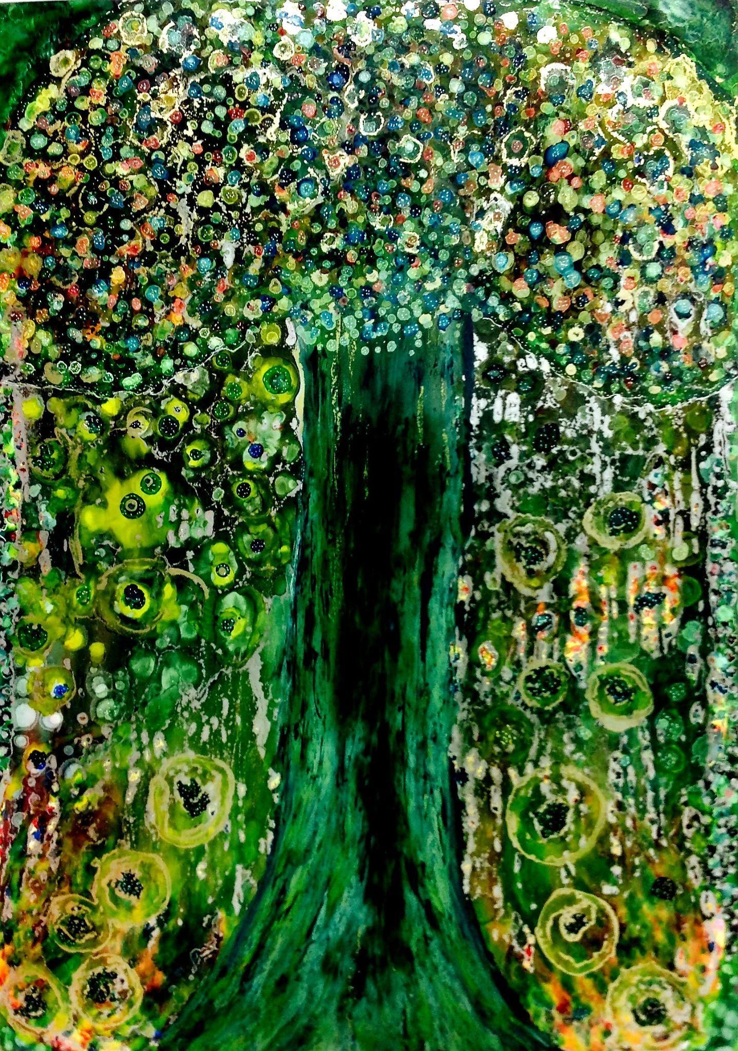 Árbol verde con tronco texturizado y copa frondosa, rodeado de formas abstractas verdes y doradas.