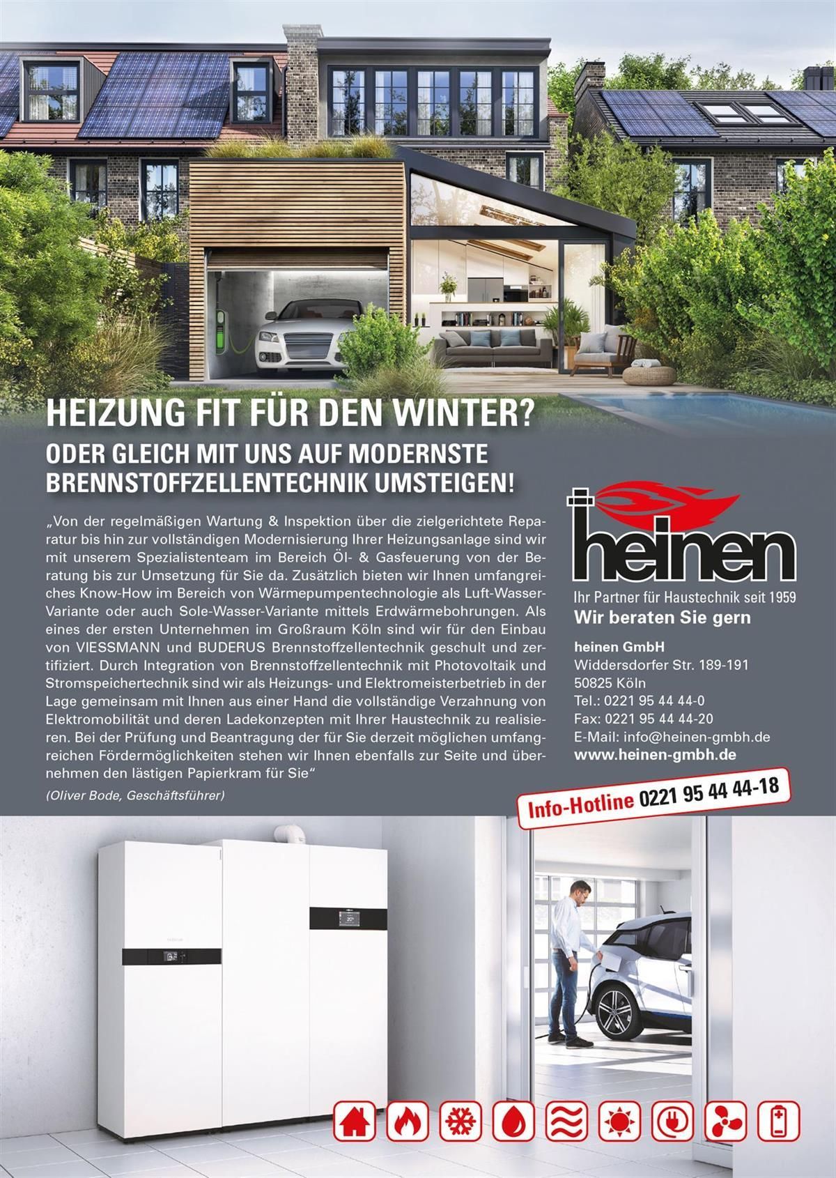 Ein Mann steht vor einem Haus mit einem Auto in einer Garage.