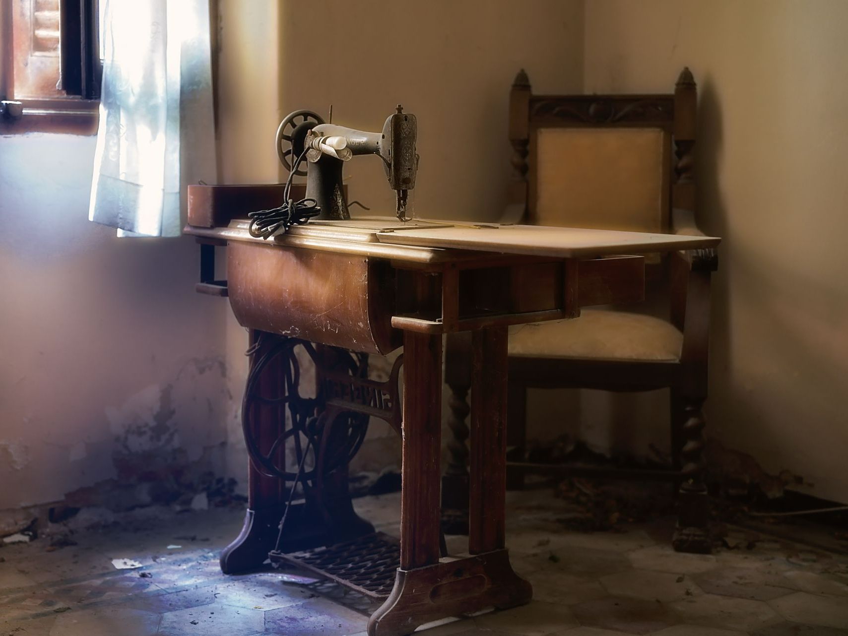 Débarras d'une ancienne machine à coudre