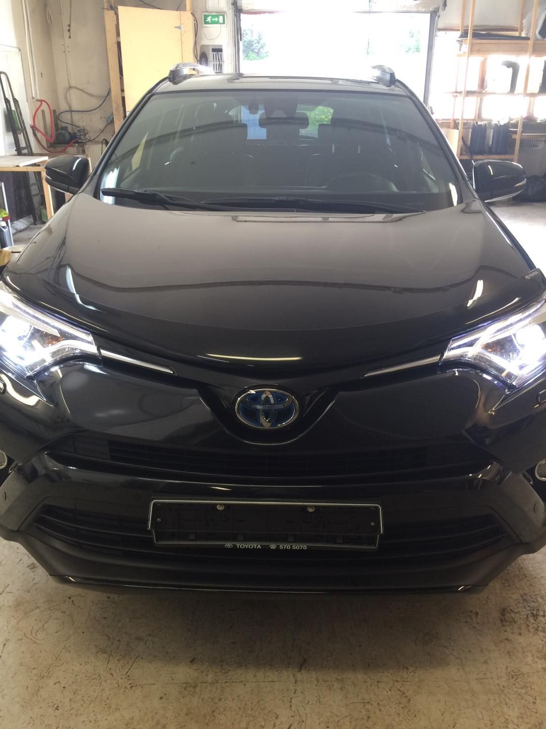 Svartur toyota rav4 er í bílskúr.