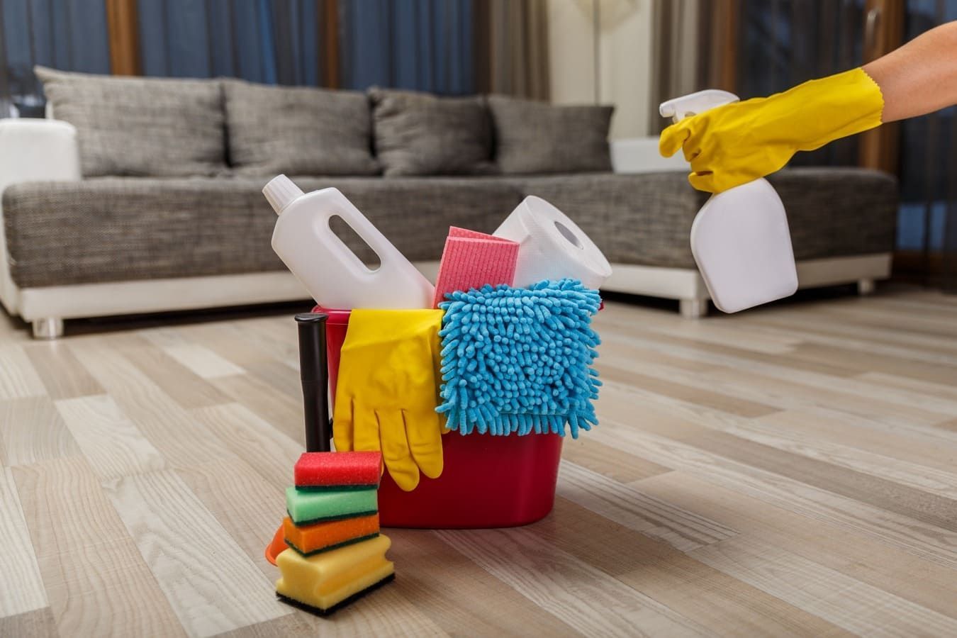 Una persona está limpiando el piso de una sala de estar.