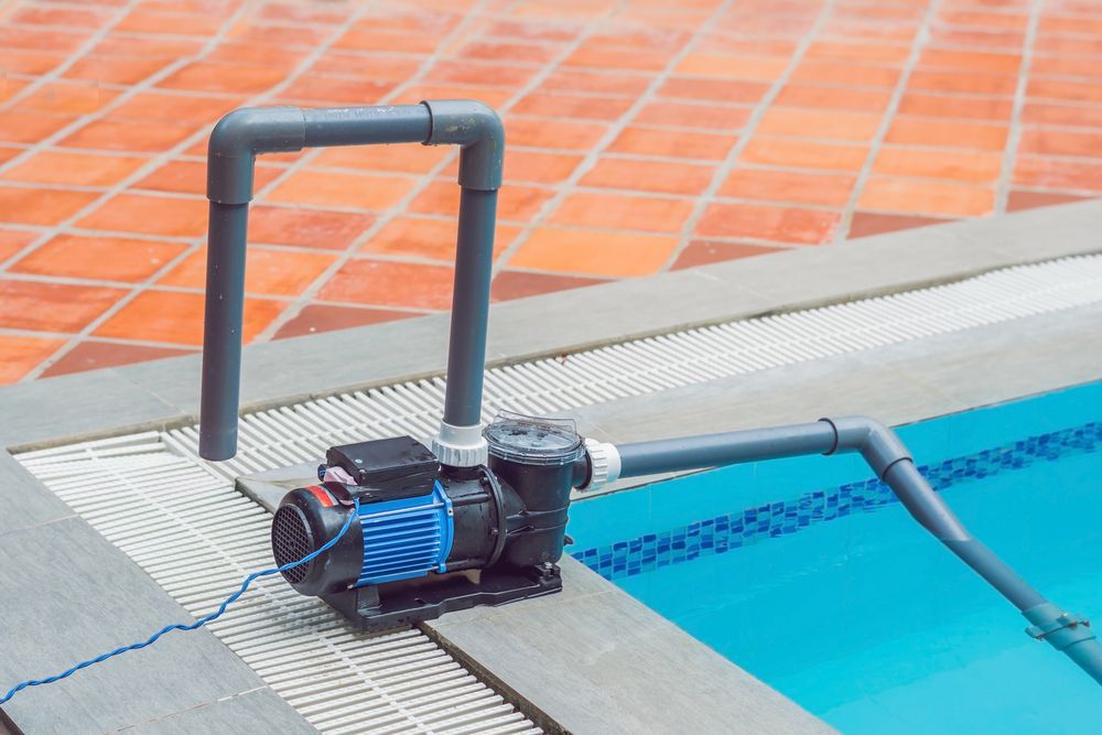 Una piscina con una bomba conectada a ella.